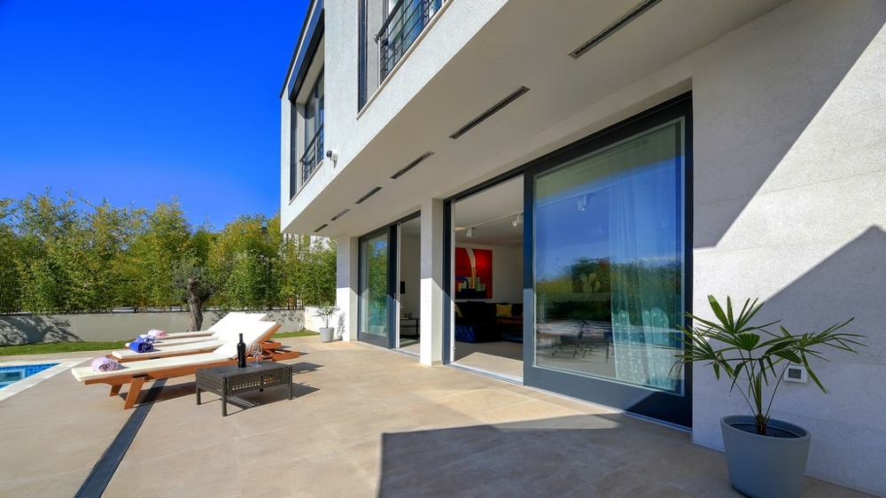 Widok na willę z ogrodem i tarasem na wyspie Krk - Kup dom w Chorwacji.