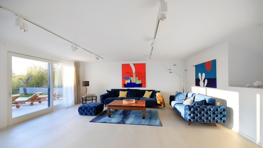 Kolejne zdjęcie części wypoczynkowej basenu i morza na wyspie Krk.