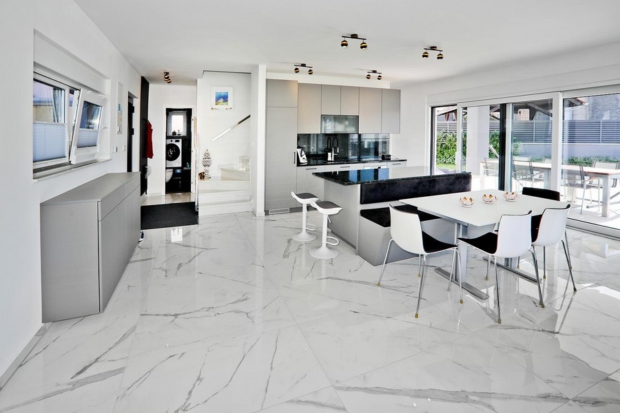 Otwarta część dzienna ze stylowymi meblami