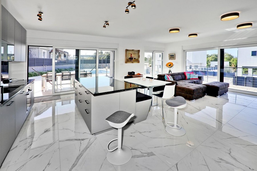 Nowoczesna kuchnia i jadalnia z marmurową podłogą