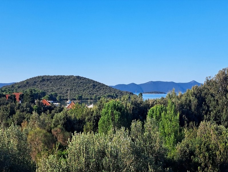 Widok na morze z górnego balkonu domu H3502 w Ugljan w Chorwacji.