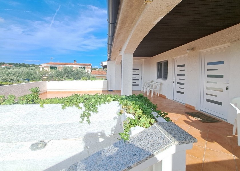 Balkon z roślinami i dwoma drzwiami do studia.