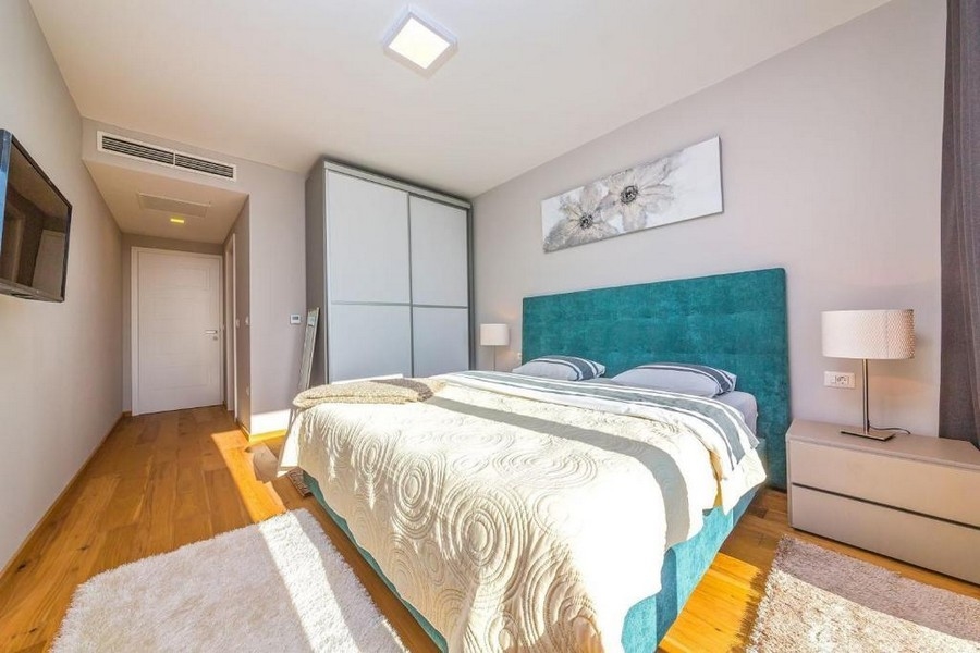 Sypialnia z łóżkiem małżeńskim i bezpośrednim wyjściem na taras