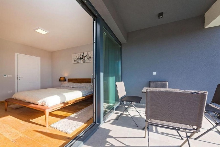 Sypialnia z balkonem i widokiem na zieleń