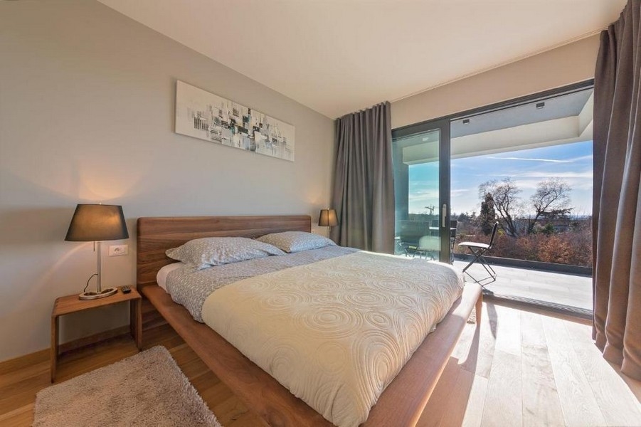 Sypialnia z dużymi oknami i dużą ilością naturalnego światła