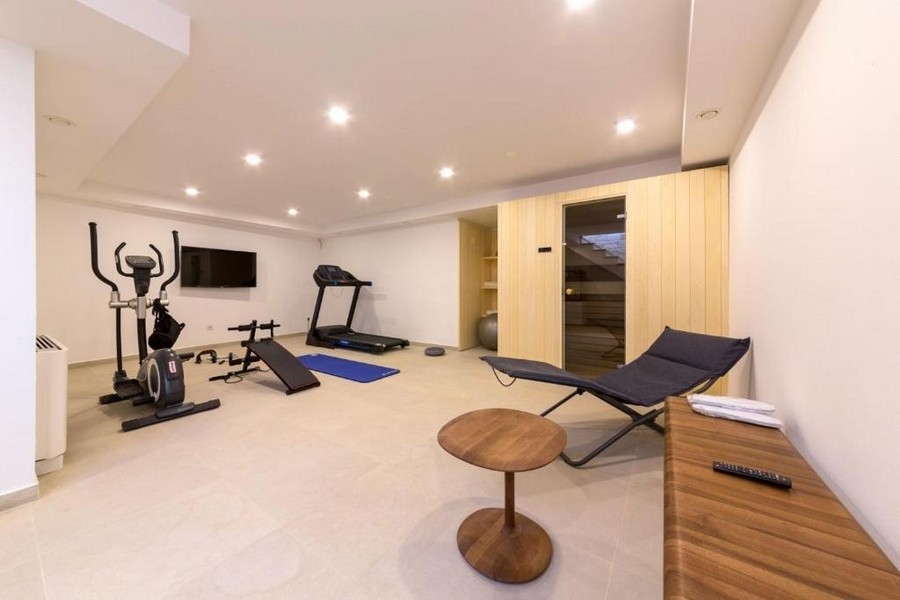 Sala fitness z sauną i sprzętem do ćwiczeń