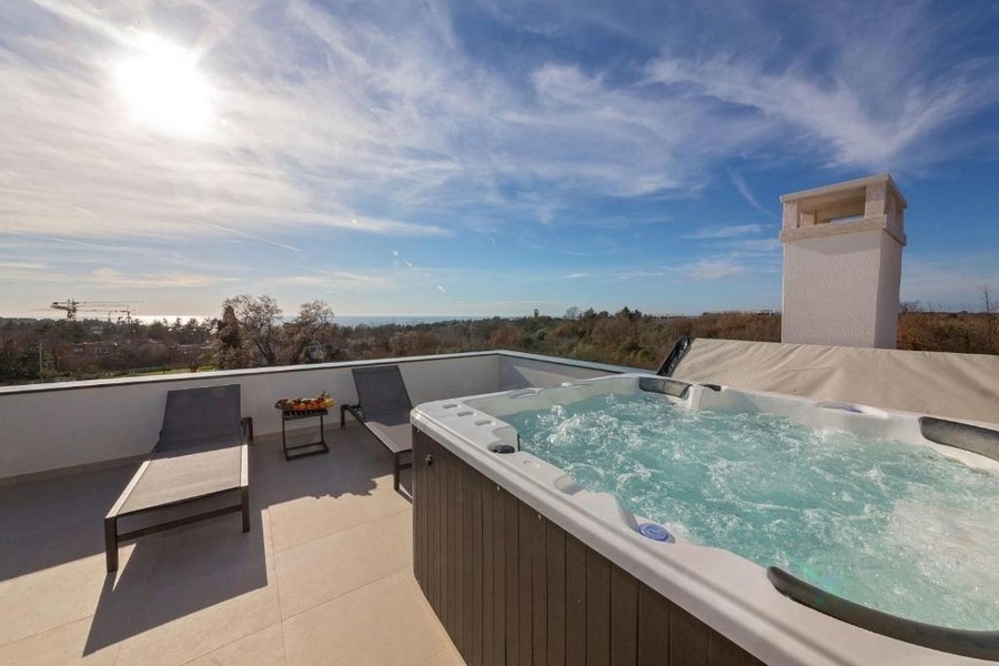 Taras na dachu z jacuzzi i widokiem na morze willi H3503, która jest na sprzedaż na Istrii.