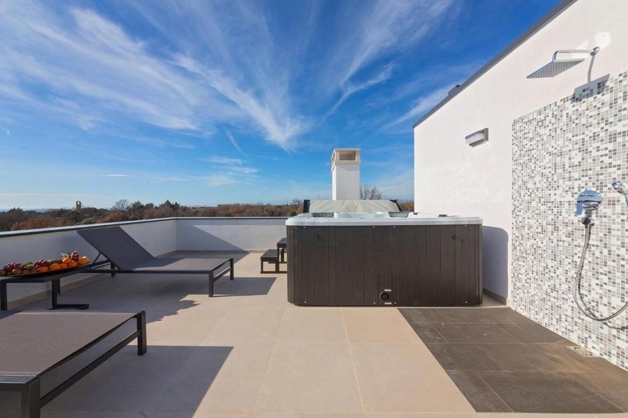 Taras na dachu z jacuzzi i prysznicem na zewnątrz - nieruchomość H3503 na Istrii.