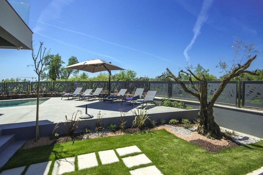 Basen z tarasem słonecznym i ogrodem