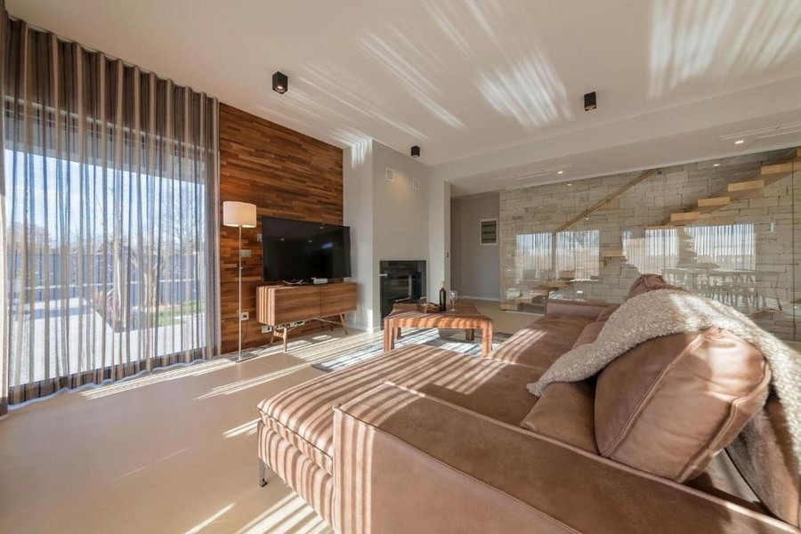 Pokój dzienny o nowoczesnym wystroju i dużym oknie z przodu