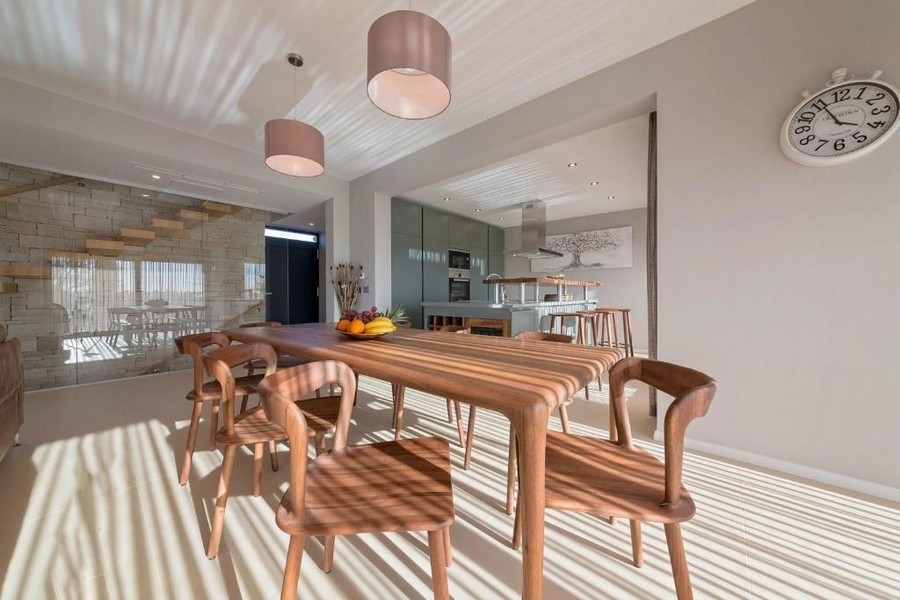 Jadalnia z drewnianym stołem i bezpośrednim dostępem do kuchni