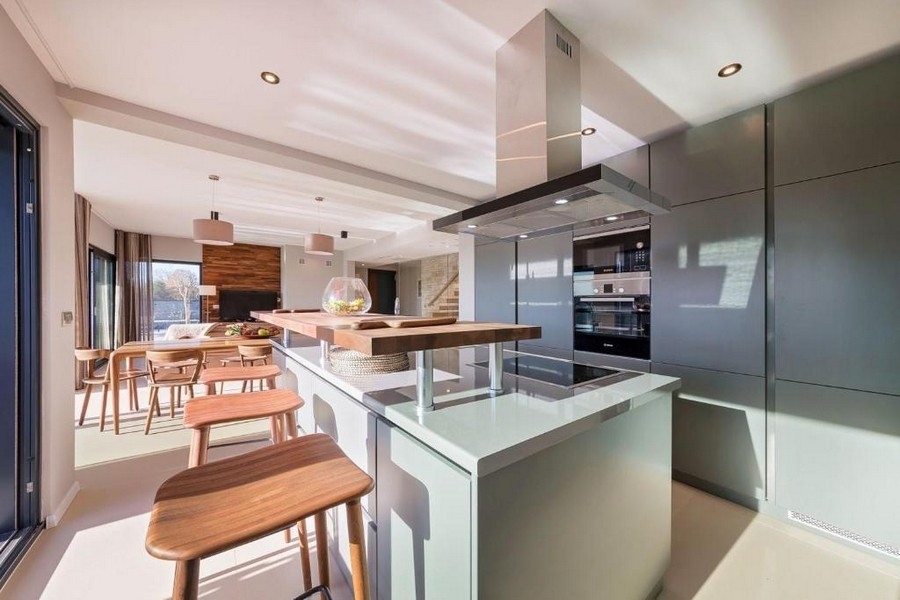Nowoczesna otwarta kuchnia z wyspą i stołkami barowymi