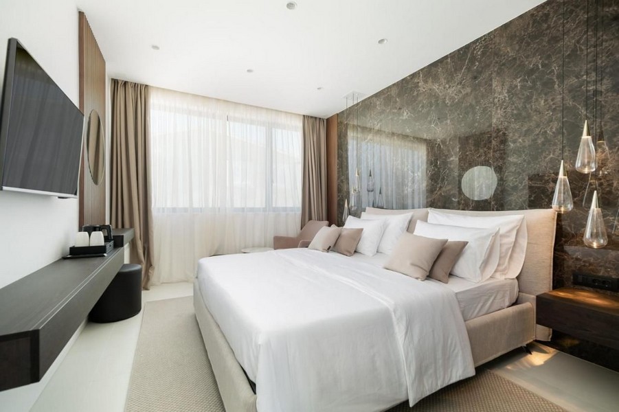 Elegancka sypialnia z telewizorem