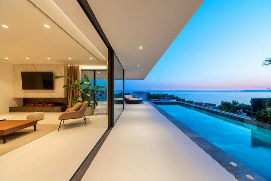 Wieczorna atmosfera na tarasie z basenem