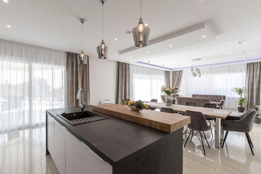 Nowoczesna kuchnia z widokiem na salon