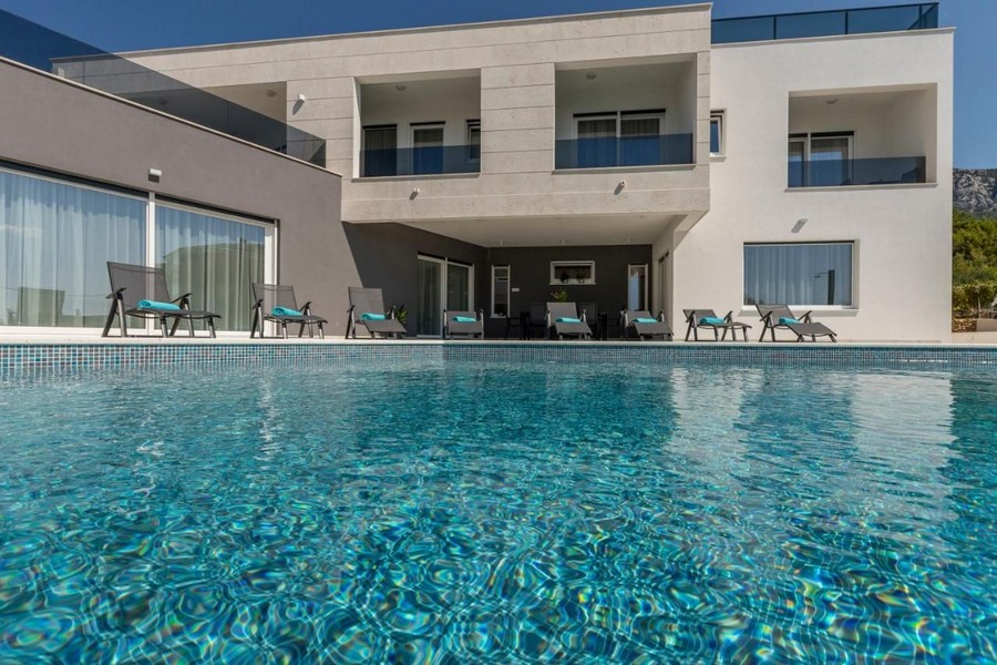 Basen z widokiem na willę