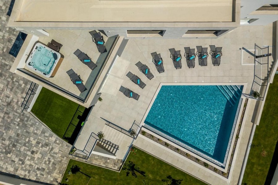 Widok z lotu ptaka na willę z basenem