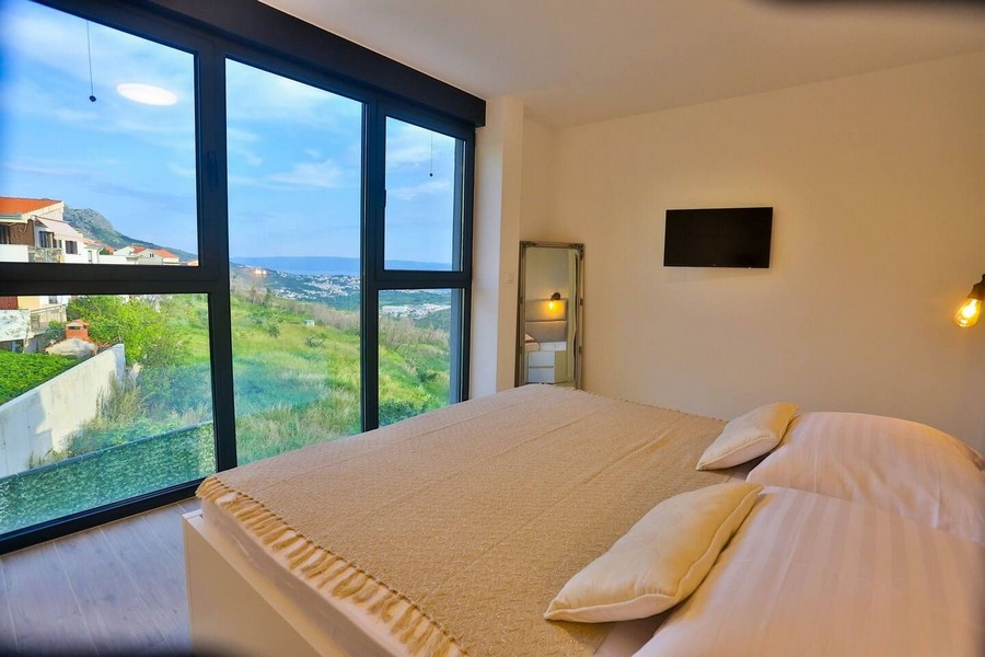 Sypialnia z panoramicznym oknem i widokiem