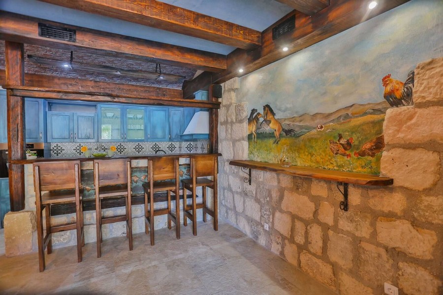 Rustykalny bar z malowidłami ściennymi