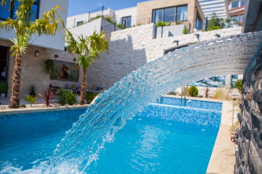 Wodospad na basenie posesji H3515 w Splicie, Chorwacja.