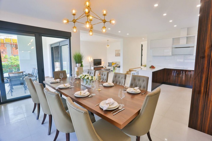 Jasna jadalnia z dużym stołem