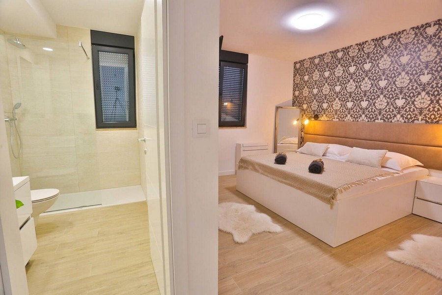 Przytulna sypialnia z łazienką