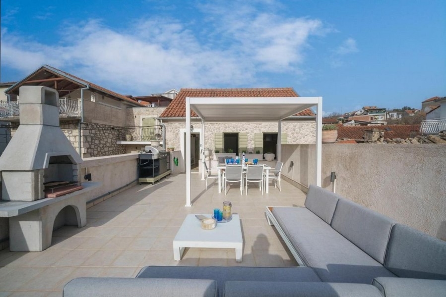 Taras na dachu kamiennego domu H3520, który jest na sprzedaż w Chorwacji.
