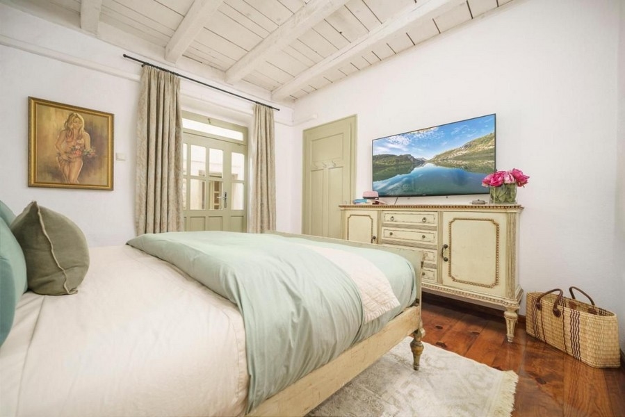 Sypialnia z eleganckim wyposażeniem - Nieruchomość H3520.