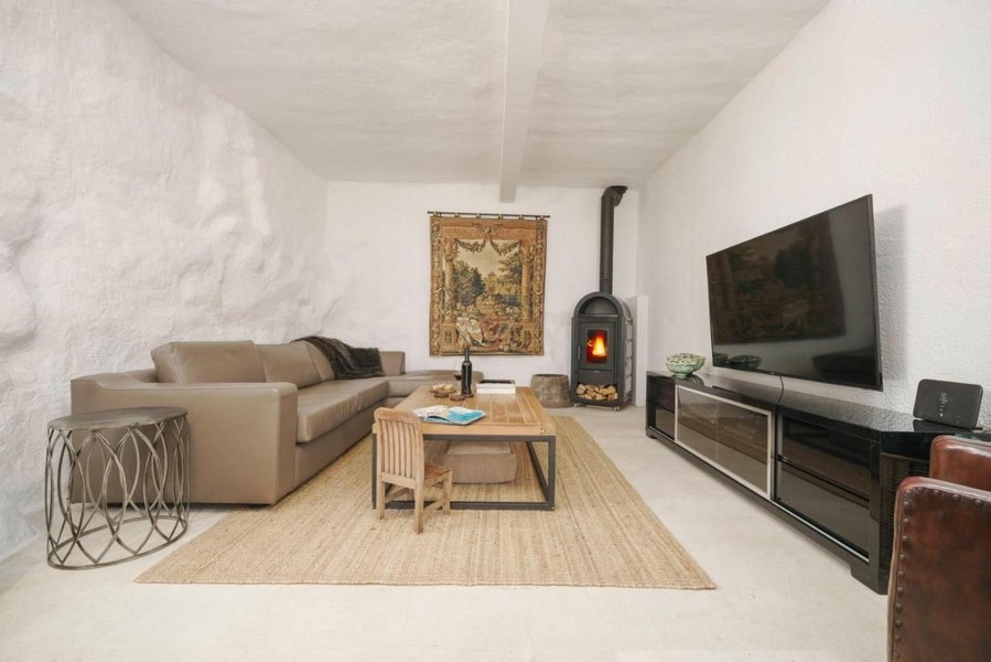 Salon z smart TV i przytulnym kominkiem.