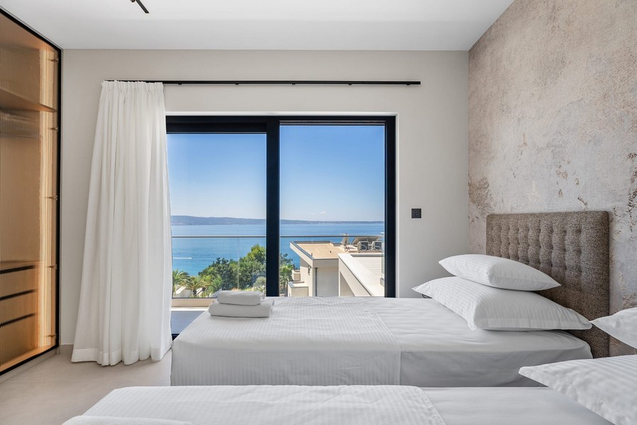 Luksusowa sypialnia z widokiem na morze.