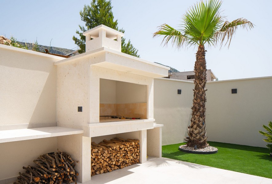 Piękny grill z białymi kamieniami.