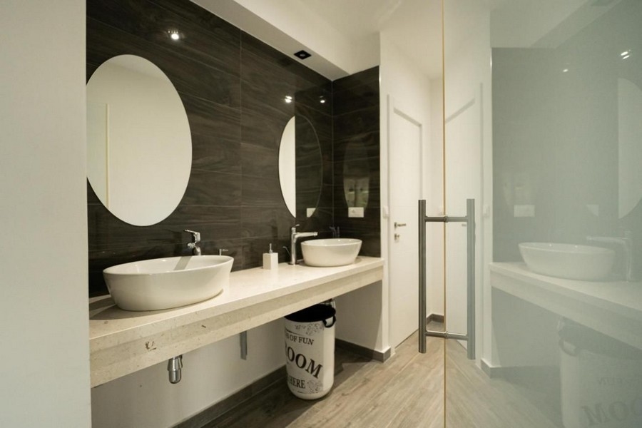 Łazienka z podwójną umywalką i lustrem