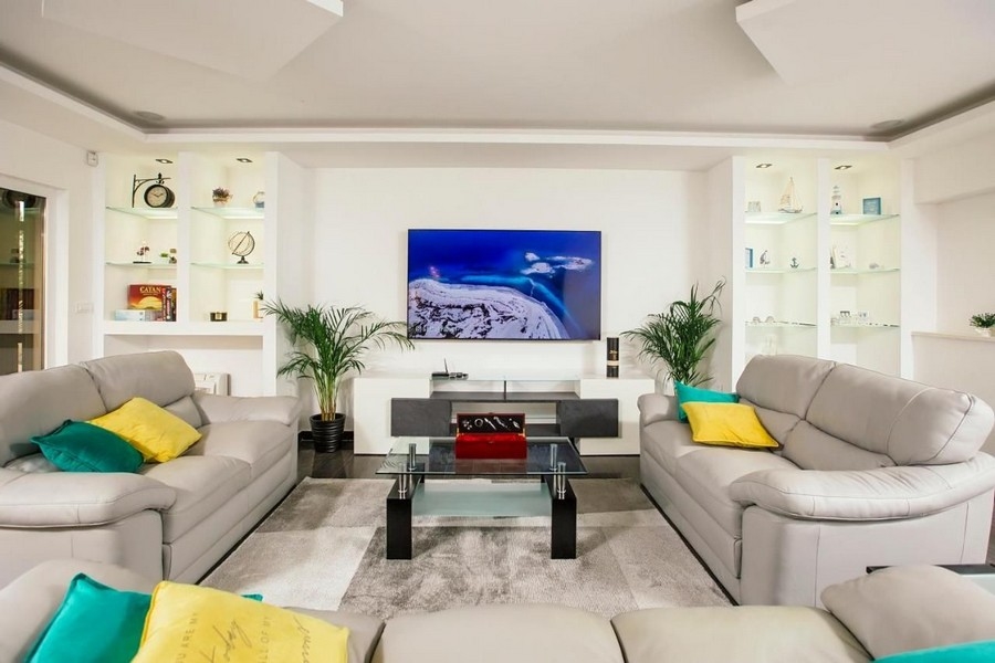 Nowocześnie urządzony salon z dużym przeszklonym frontem