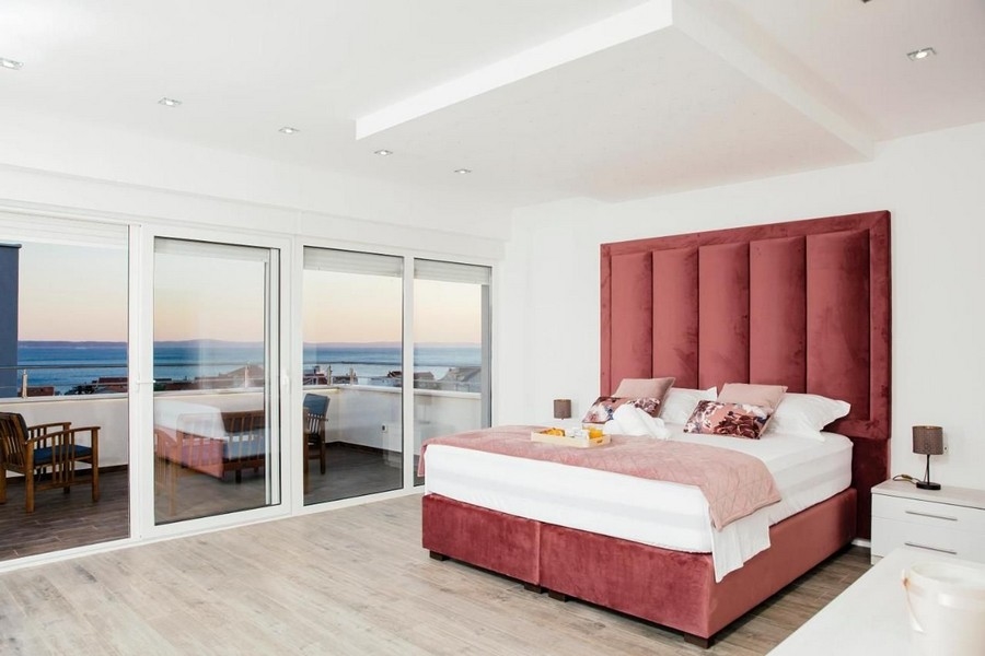 Sypialnia z podwójnym łóżkiem i widokiem na morze