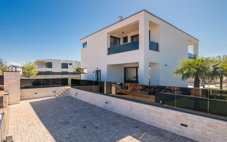 Zewnętrzne miejsca parkingowe na posesji H3528 w Malinskiej na wyspie Krk.