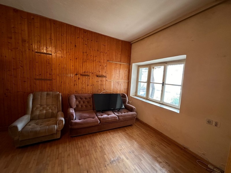 Stary salon z boazerią.