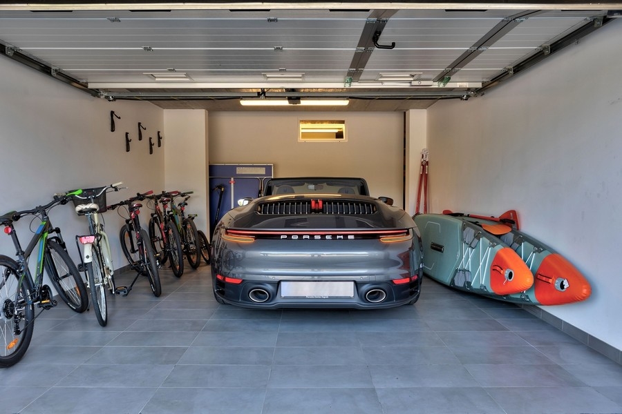 Garaż z samochodami sportowymi, rowerami i deskami do wiosłowania