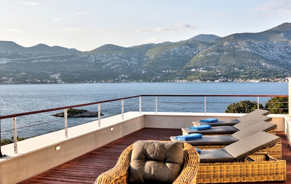 Widok na morze z tarasu na dachu willi H3532 niedaleko Korculi w Dalmacji.