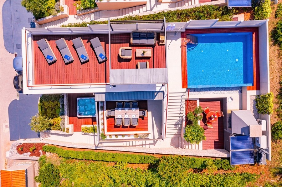 Taras na dachu z basenem i leżakami w Chorwacji