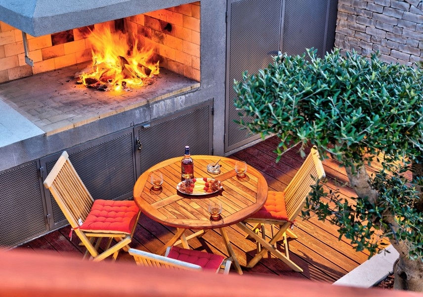 Przytulny teren na zewnątrz z kominkiem i miejscami do siedzenia