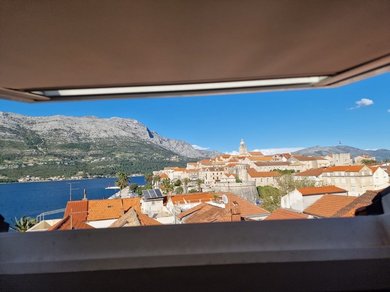 Widok na stare miasto Korcula z domu H3533, który jest tam na sprzedaż.