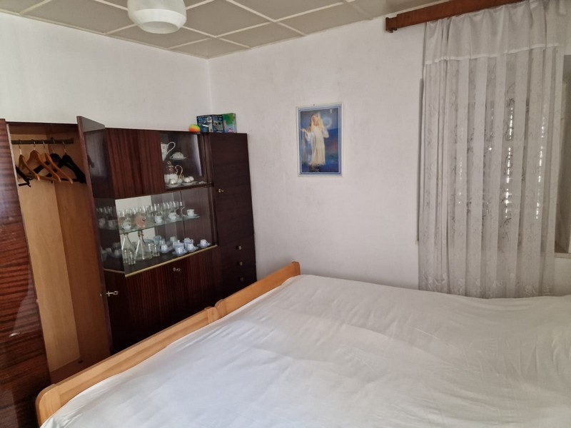 Sypialnia z podwójnym łóżkiem, meblościanką i fototapetą