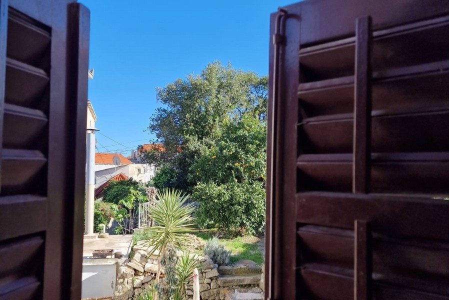 Widok na teren zewnętrzny posesji H3533.