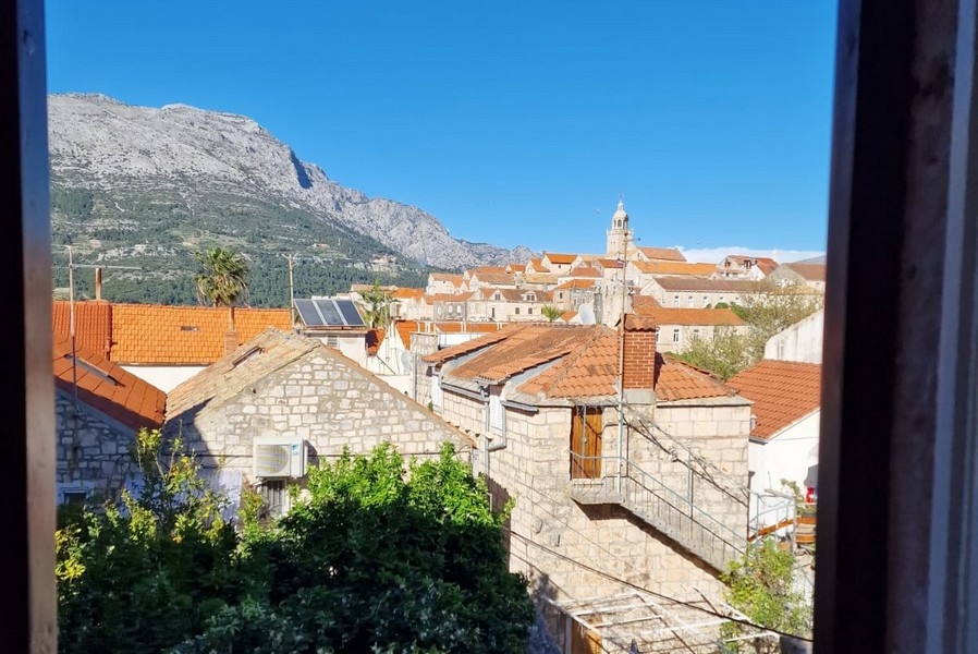 Z niższych pięter roztacza się widok na morze. Nieruchomość H3533, Chorwacja.