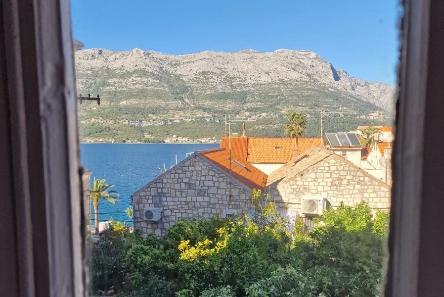 Widok na morze z pierwszego piętra nieruchomości.