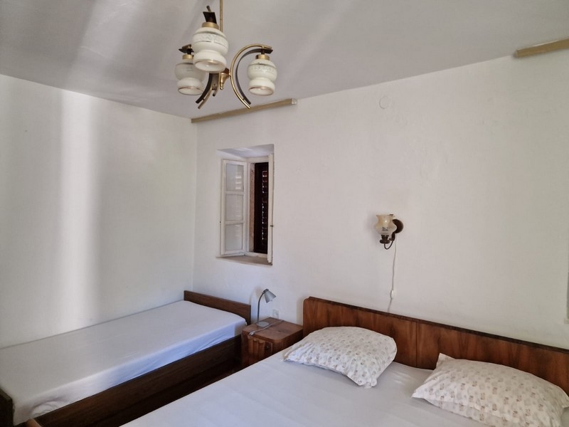 Sypialnia z łóżkiem małżeńskim, łóżkiem pojedynczym i stolikami nocnymi