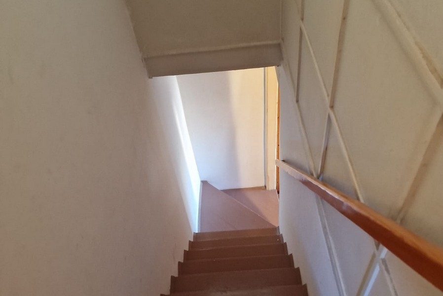 Wąskie schody z drewnianymi balustradami