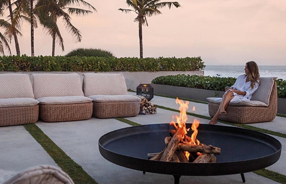 Część wypoczynkowa z miejscem na ognisko, widokiem na morze i palmy