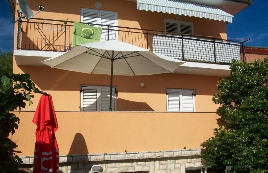 Dom bliźniaczy z balkonem i parasolami w Senj