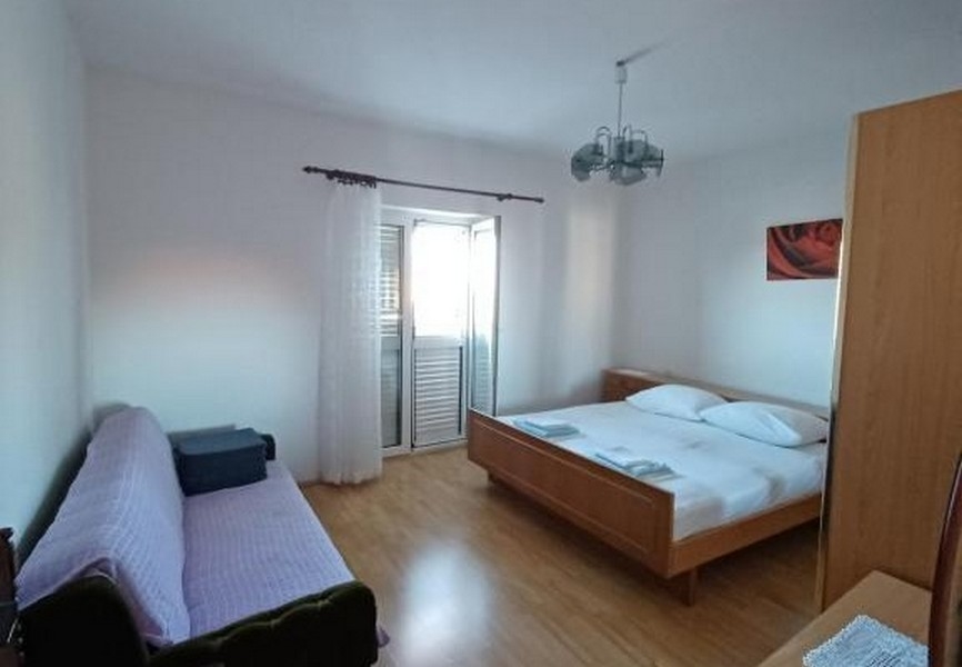 Sypialnia z łóżkiem małżeńskim i dostępem do balkonu